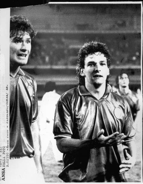 22 aprile 1989, Amichevole Italia-Uruguay 1 1, Baggio esulta per il suo primo gol in nazionale. Accanto a lui Aldo Serena
